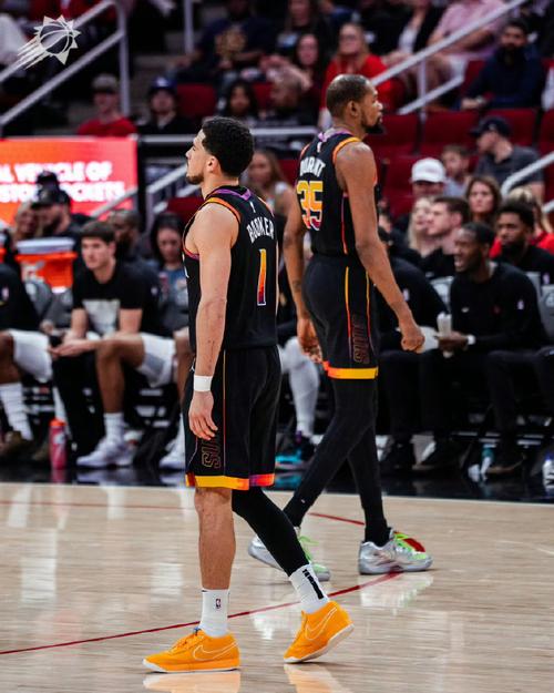 球衣记者：火箭双向克劳福德穿27号 JD-戴维森穿杰伦-格林的4号