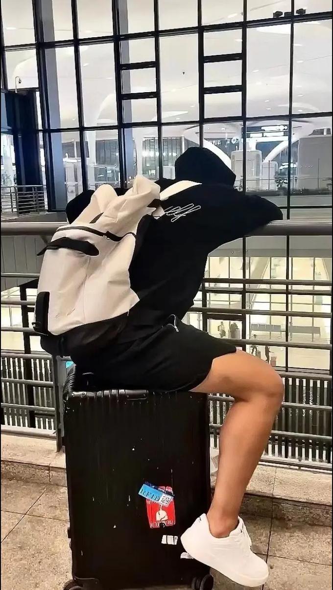 赵睿现身微博篮球之夜红毯！一身黑西服帅气登场！