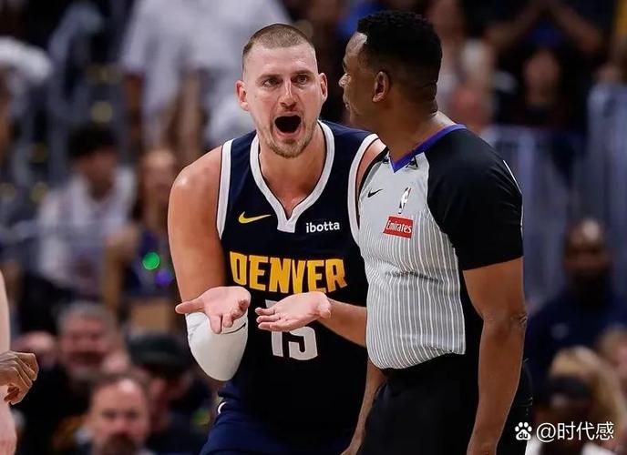 杰夫-格林防守KD被吹犯规：天哪 他先拉我啊！后者送上爱的抱抱