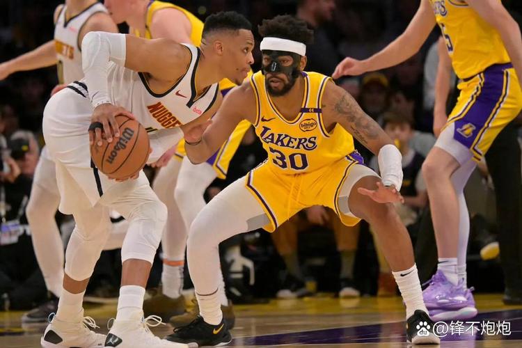 雷迪克：詹姆斯今日继续进行个人训练 文森特参与完整球队训练