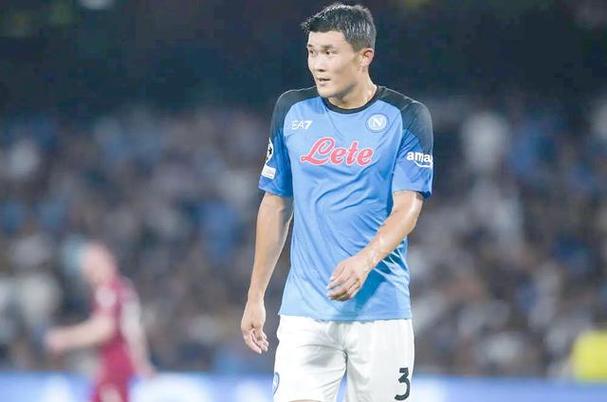 图片报:金玟哉在欧冠遭受撞击,今天被安排休息未和球队一起训练