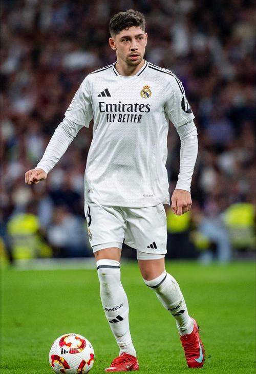 此前称不爱踢右后卫！世体：巴尔韦德对黄潜时踢右后卫表现出色