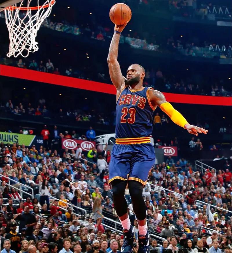 展现天赋！布朗尼篮下起跳单臂补扣 场边的老詹都站起来了