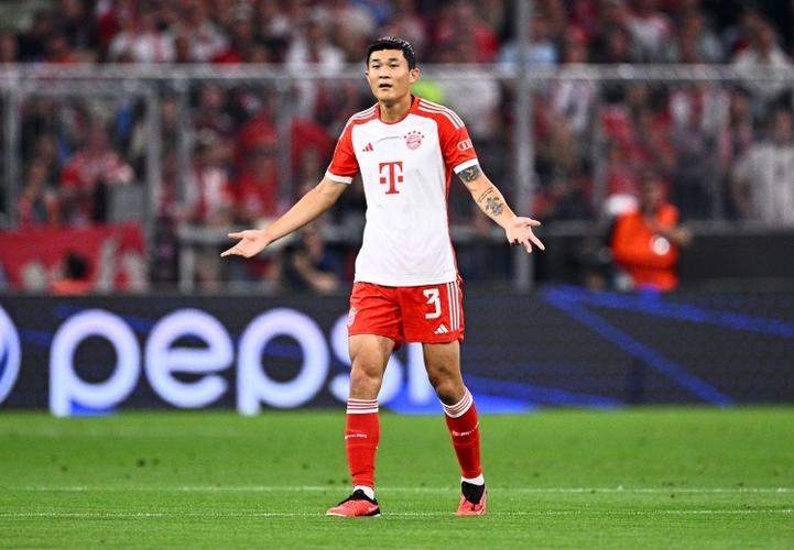 德媒:金玟哉肩部与脚部伤势未痊愈,但仍前往韩国国家队报到