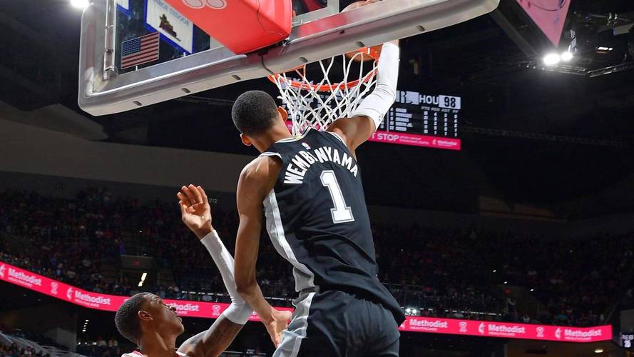 恐怖如斯！文班亚马篮下直接摘帽卡明斯基