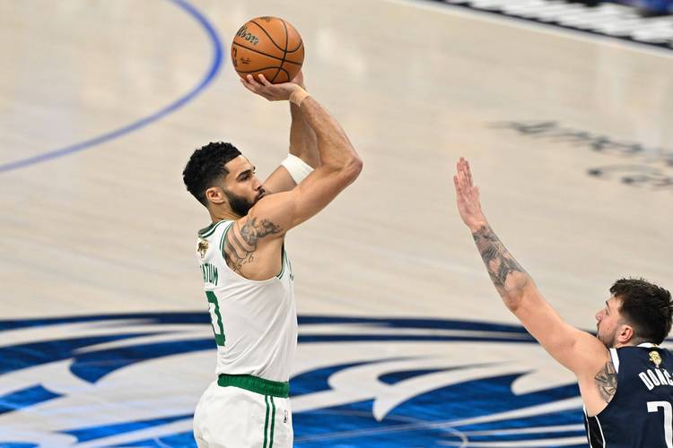 帕金斯谈塔图姆康复投入：球队得把训练馆锁门 劝他回家休息