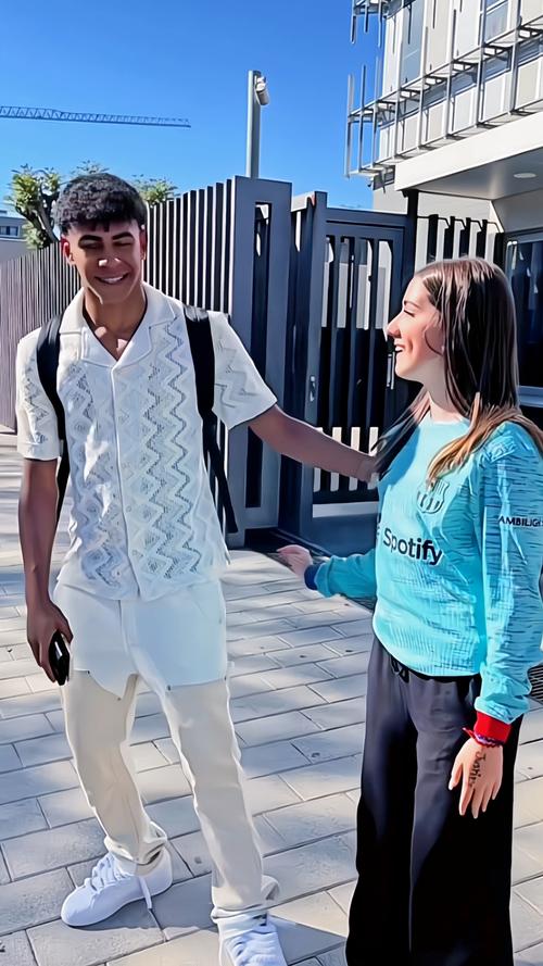 秀恩爱！女友社媒晒与亚马尔亲密自拍合照