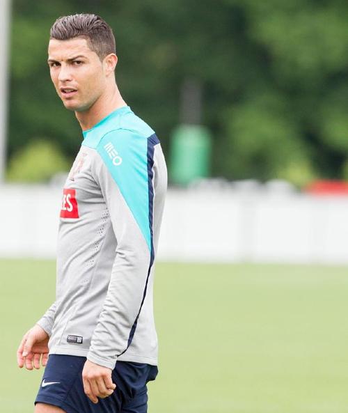 清爽！C罗更新社媒晒出新造型：换上干净寸头造型