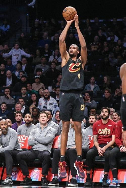 打得可以！小莫布里半场7中4拿到11分4板1助1帽