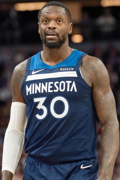 内外开花！兰德尔半场9中6砍全队最高15分 三分3中2