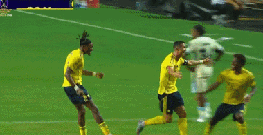 嗨爆！绝杀后菲利克斯捡起东西给C罗戴上，C罗随后转圈跳舞庆祝