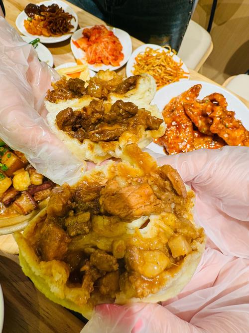 品尝中华美食！哈兰德社媒晒漫步街头+吃烧腊照片：比赛日第二天