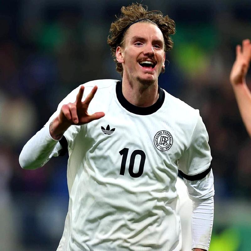 荷媒：拜仁今晚将派出球探现场考察费耶诺德19岁右后卫雷德