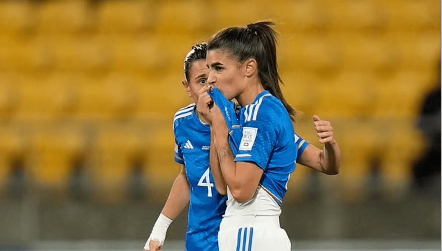 年度离谱乌龙？PSV女足后卫离谱胸部停球停进自家大门 送读秒绝杀