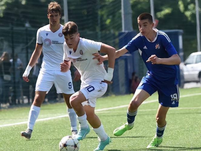 克罗地亚媒体：拜仁球探考察哈伊杜克19岁右后卫霍达克