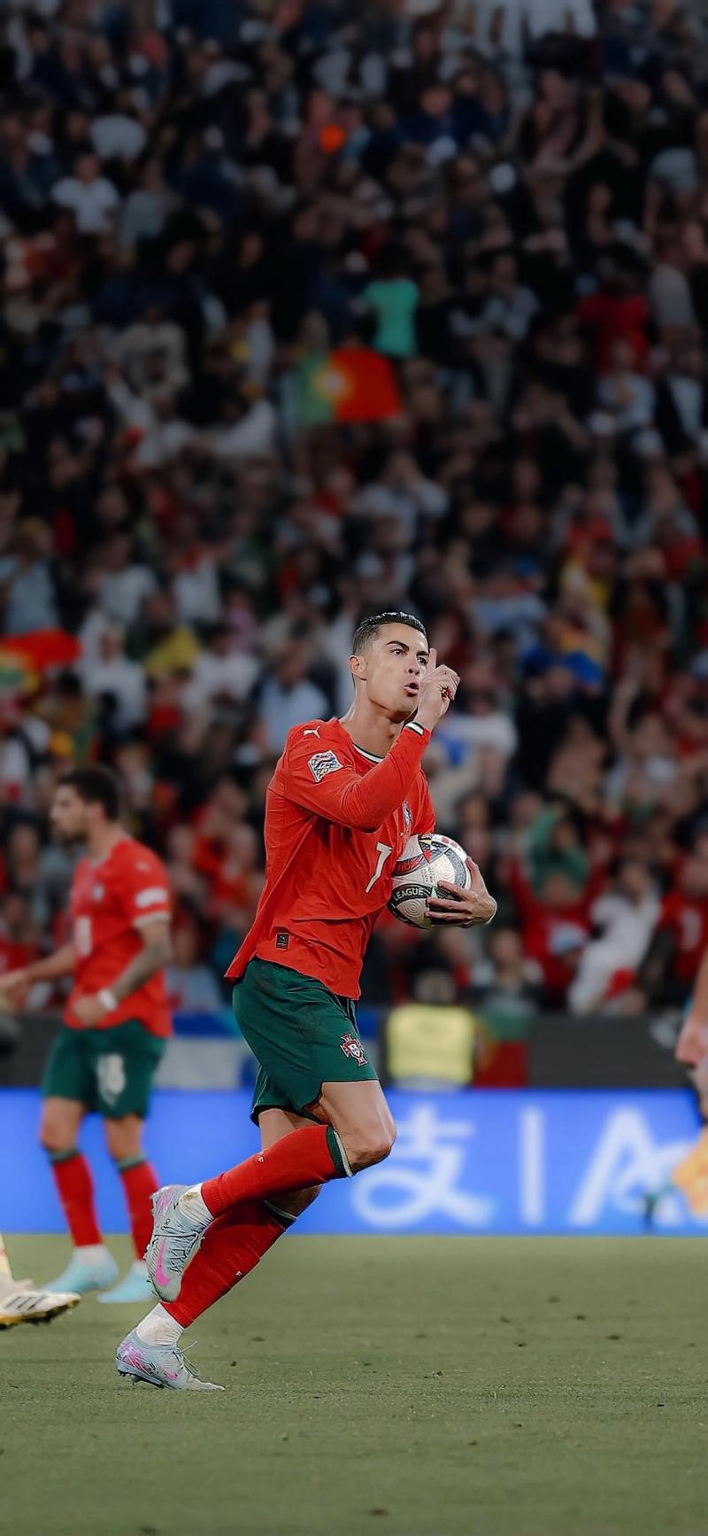 亲临督战!葡萄牙总统谈C罗缺阵:不会发表评论,天才有自己性格