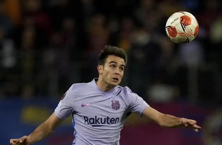 西媒：埃里克·加西亚半场被换下，是因为面部被撞导致头晕